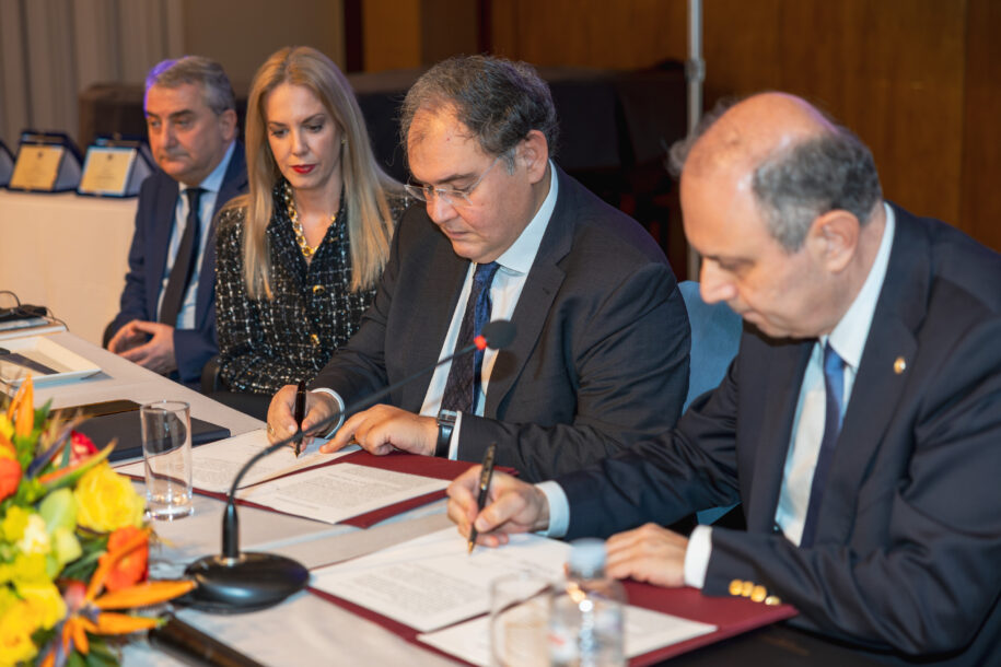 Καθηγητής Δημοσθένης Σαρηγιάννης, Διευθυντής και Πρόεδρος Δ.Σ. ΕΙΕ, Καθηγητής Κ. Αναστασιάδης, Πρύτανης του Αριστοτελείου Πανεπιστημίου Θεσσαλονίκης