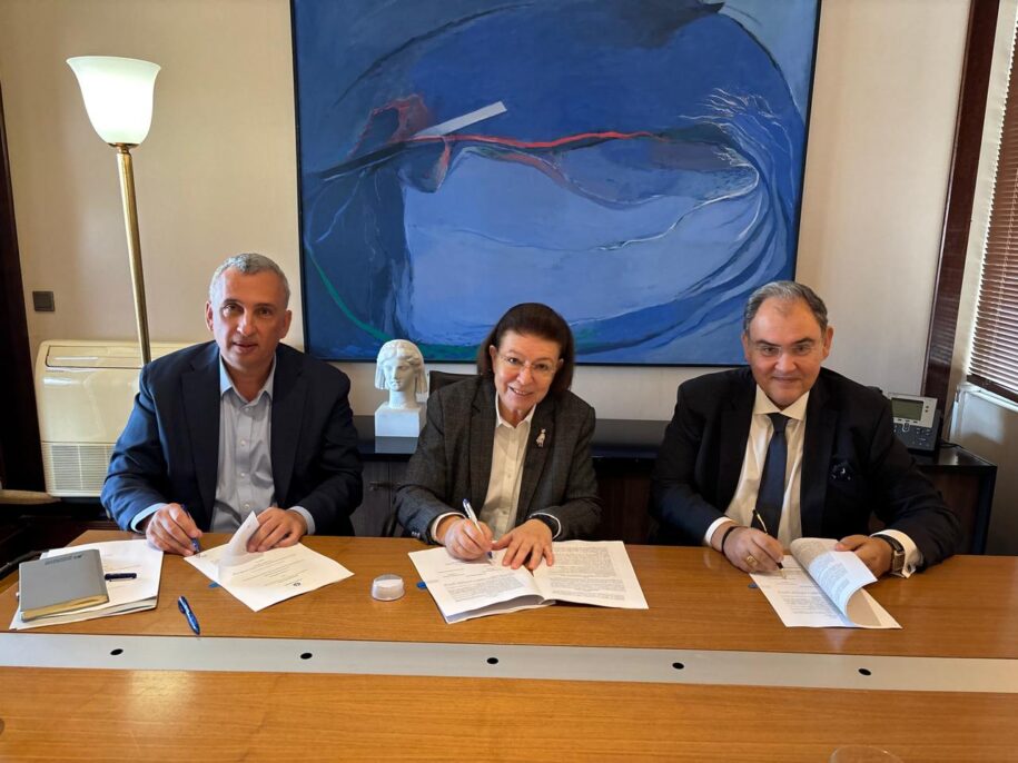 Η Υπουργός Πολιτισμού Λίνα Μενδώνη, με τον Διευθυντή και Πρόεδρο Δ.Σ. του Εθνικού Ιδρύματος Ερευνών, Καθηγητή Δημοσθένη Σαρηγιάννη (δεξιά) και τον Διευθυντή και Πρόεδρο Δ.Σ. του Εθνικού Κέντρου Έρευνας Φυσικών Επιστημών “Δημόκριτος”, Δρ. Ευάγγελο Καρκαλέτση (αριστερά).